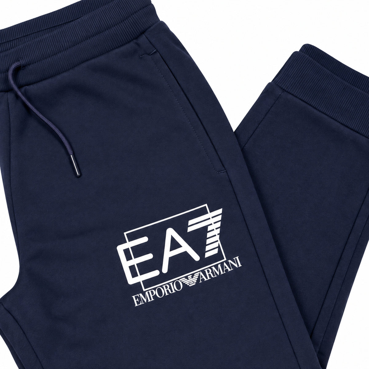 Conjunto EA7 azul marino sin gorro — detalle: logo del pantalón