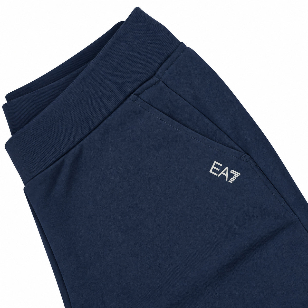 Conjunto EA7 azul marino con águilas en las mangas — detalle: logo del pantalón