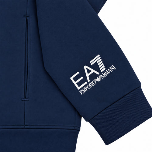 Conjunto EA7 azul marino con logo en la manga — detalle: logo de la manga