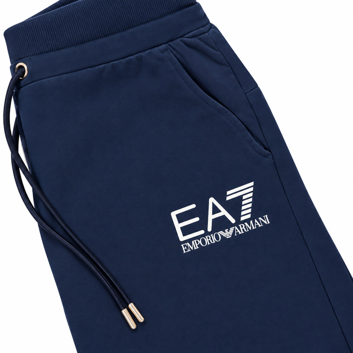 Conjunto EA7 azul marino con logo en la manga — detalle: logo del pantalón