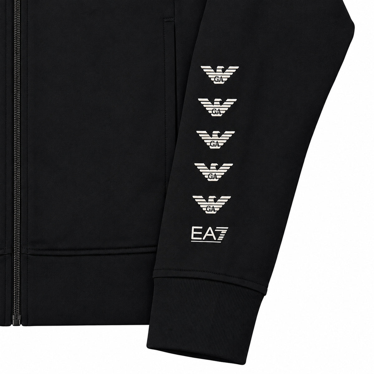 Conjunto EA7 negro con águilas en las mangas — detalle: águilas de las mangas