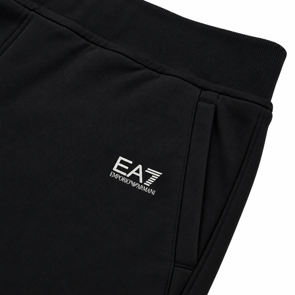 Conjunto EA7 negro con águilas en las mangas — detalle: logo del pantalón