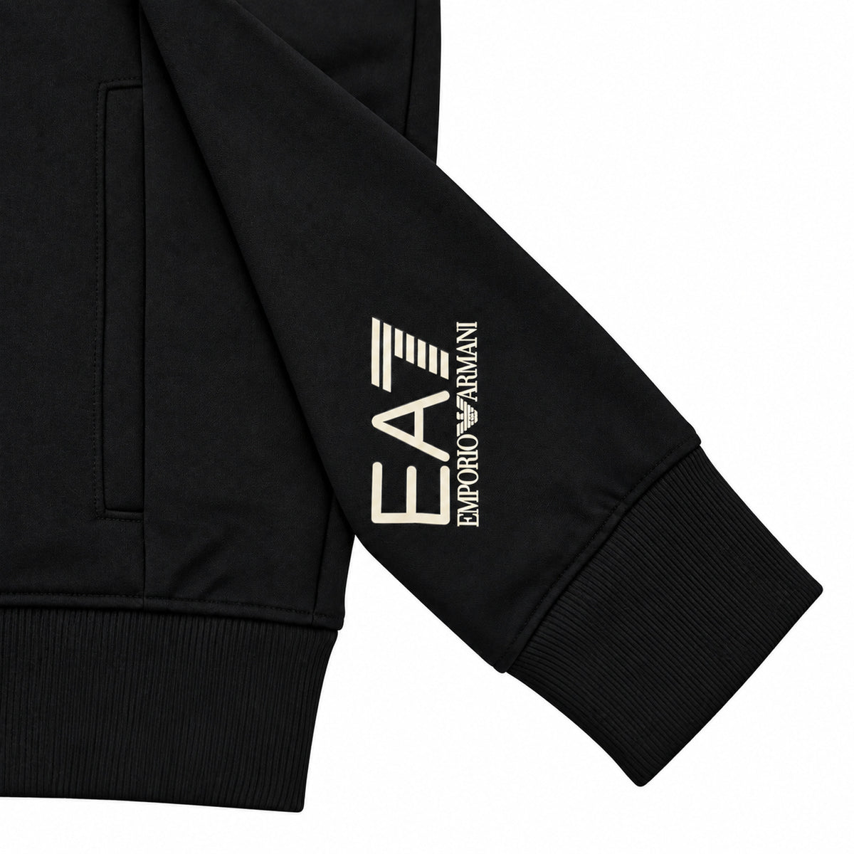 Conjunto EA7 negro con logo en la manga — detalle: logo de la manga