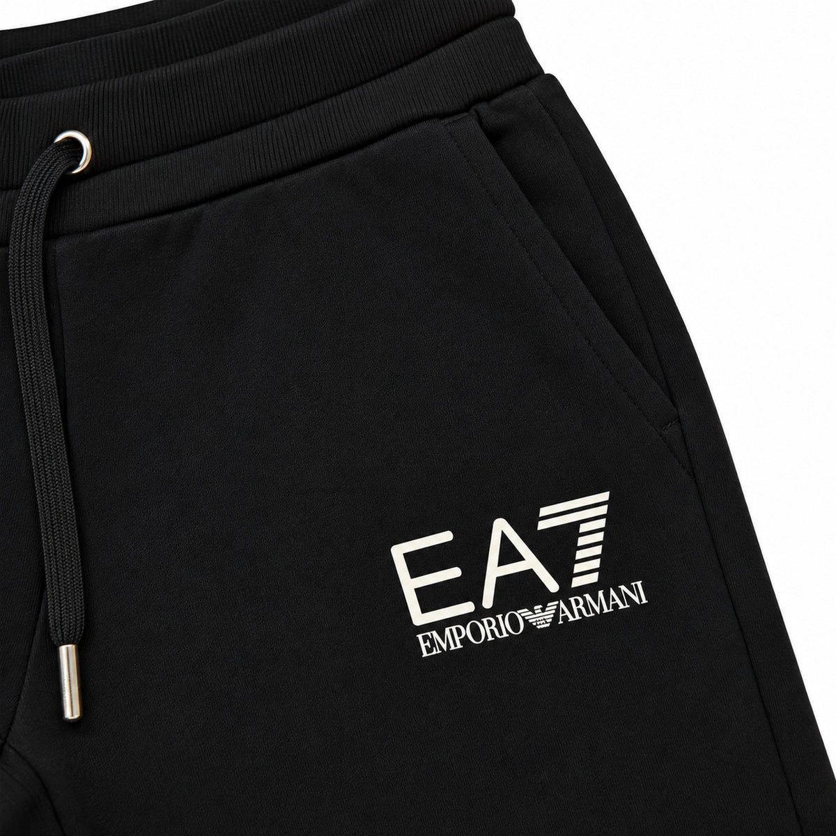 Conjunto EA7 negro con logo en la manga — detalle: logo del pantalón