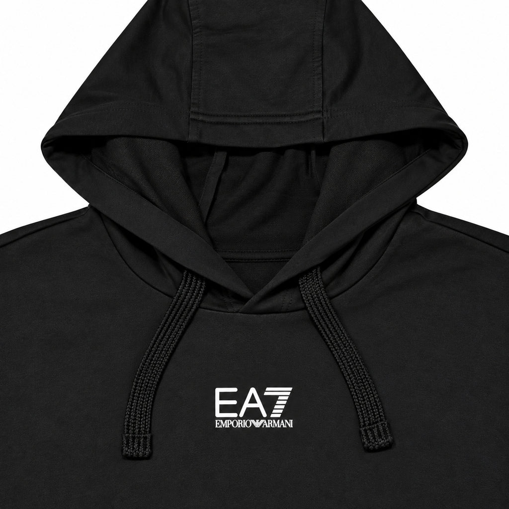 Conjunto EA7 negro con logo blanco pequeño — detalle: logo pequeño del pecho