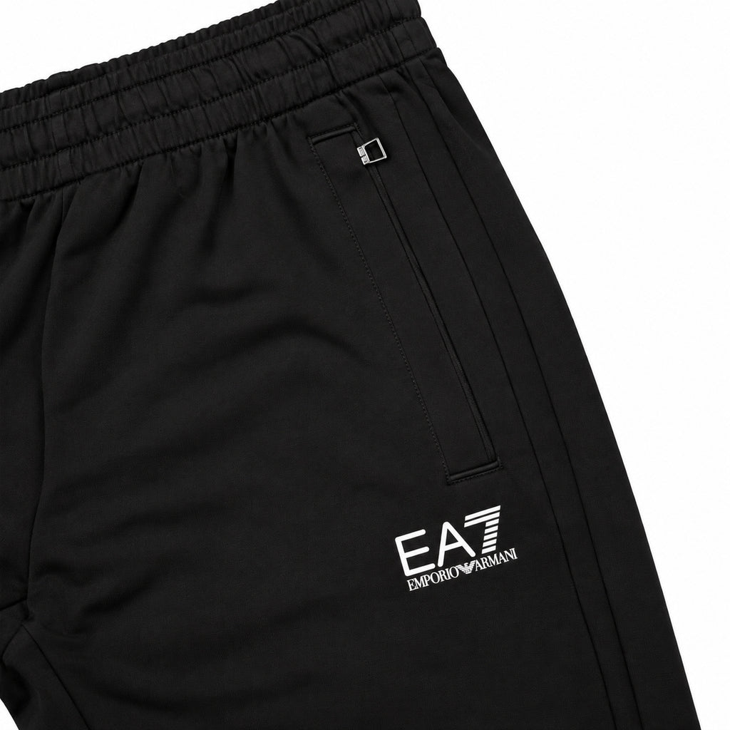 Conjunto EA7 negro con logo blanco pequeño — detalle: logo del pantalón