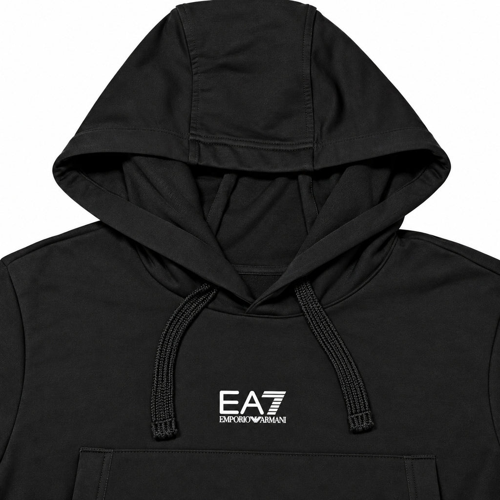 Conjunto EA7 negro con logo blanco pequeño — detalle: capucha y bolsillo