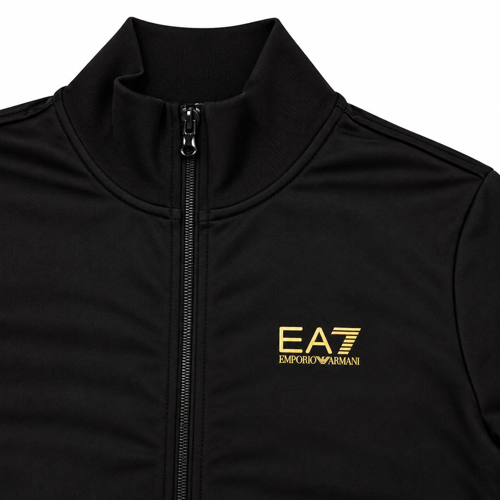 Conjunto EA7 negro con logo dorado — detalle: logo dorado del pecho