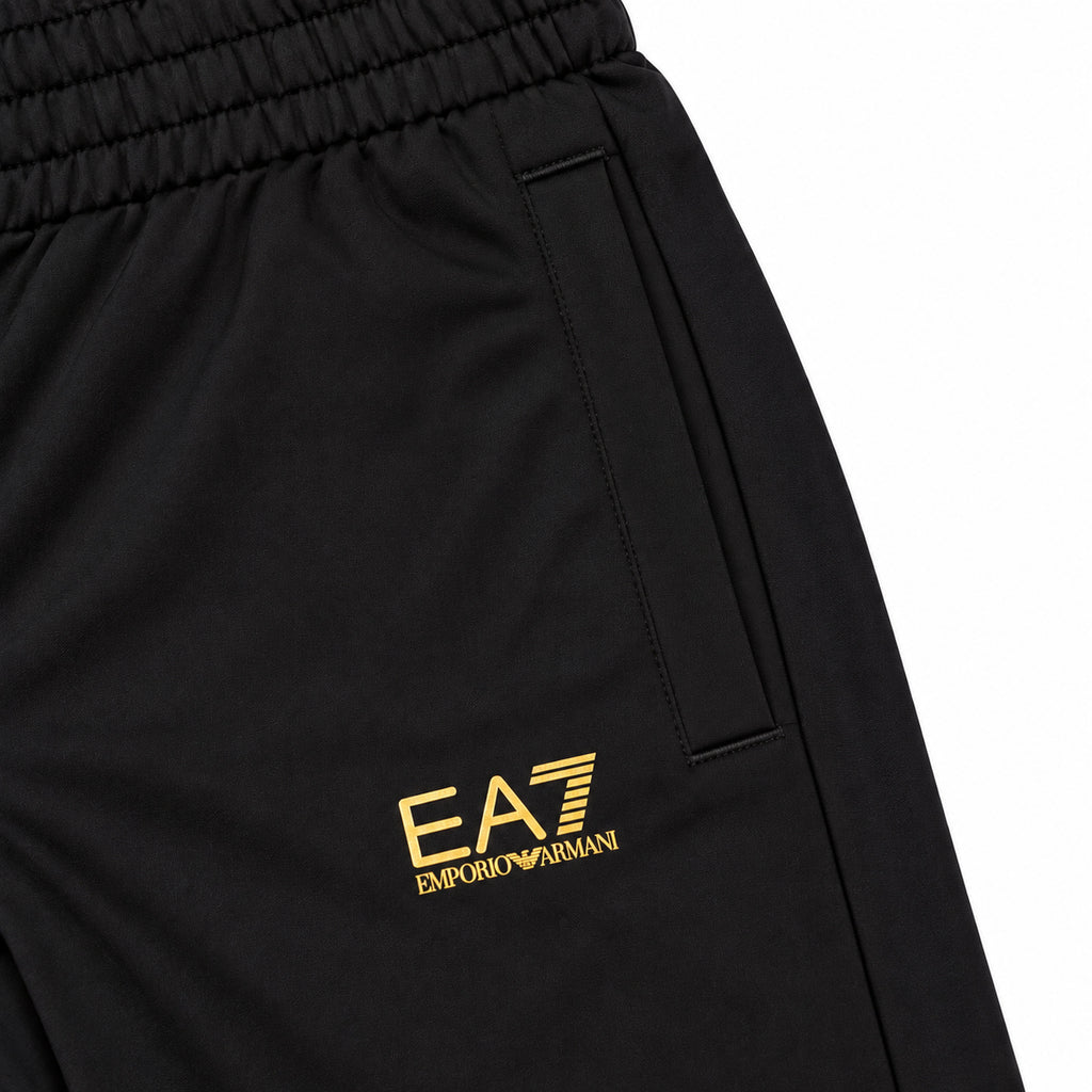 Conjunto EA7 negro con logo dorado — detalle: logo del pantalón