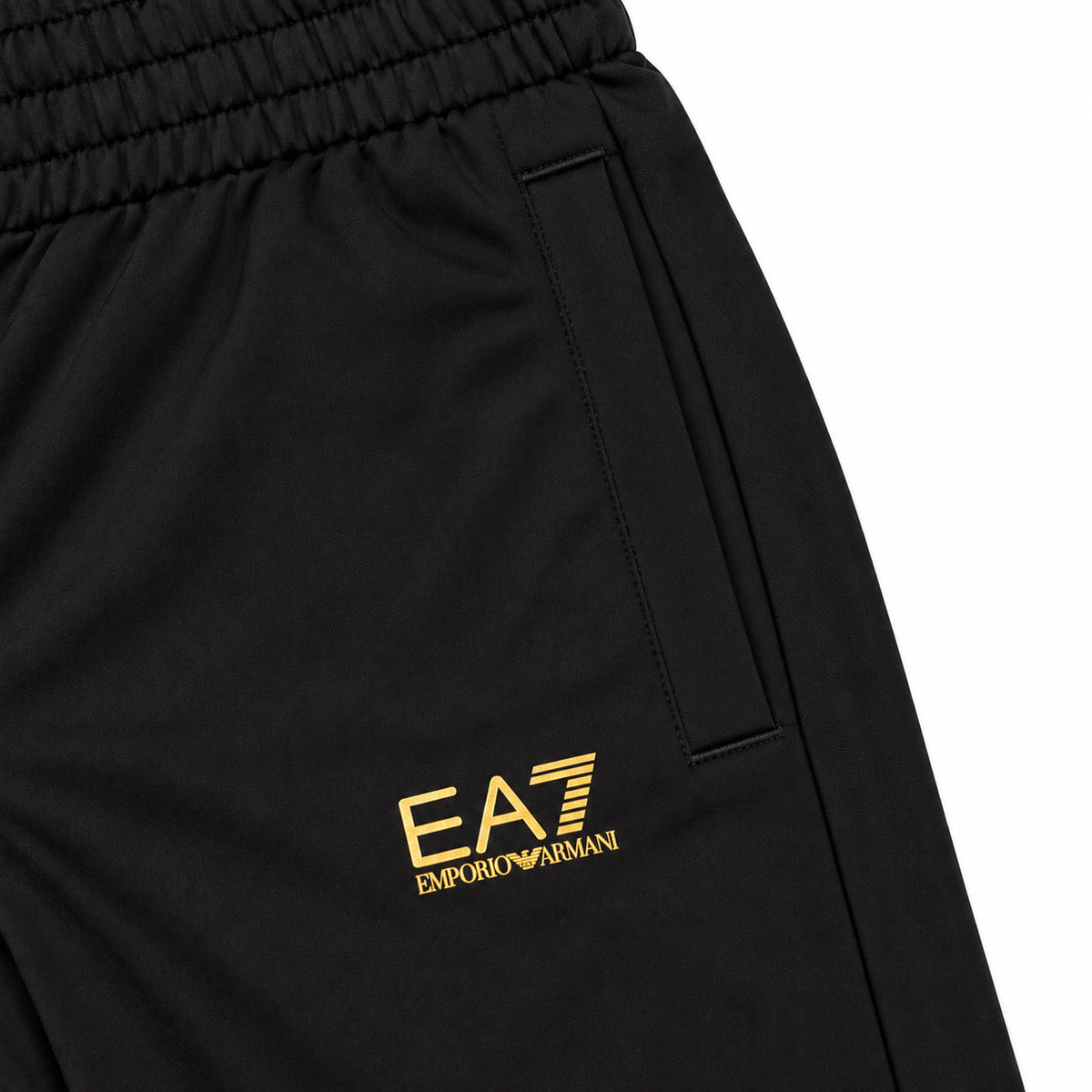 Conjunto EA7 negro con logo dorado — detalle: logo del pantalón