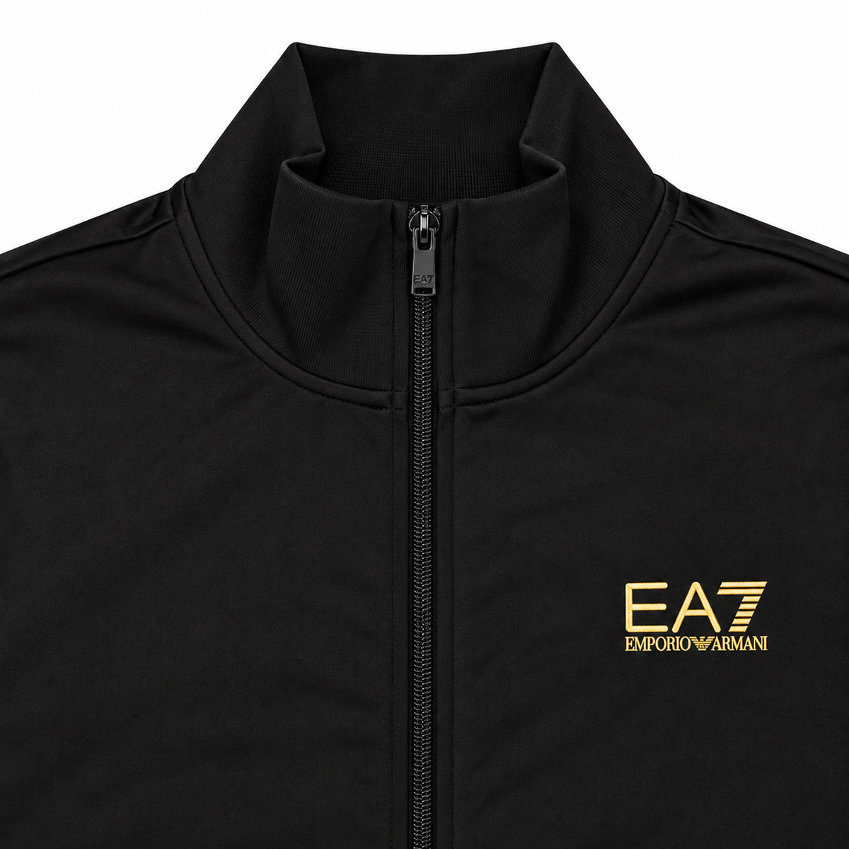 Conjunto EA7 negro con logo dorado — detalle: cierre y cuello