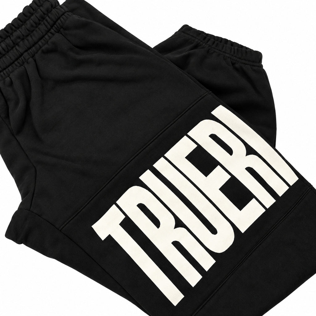 Conjunto True Religion negro con letras blancas — detalle: estampado del pantalón