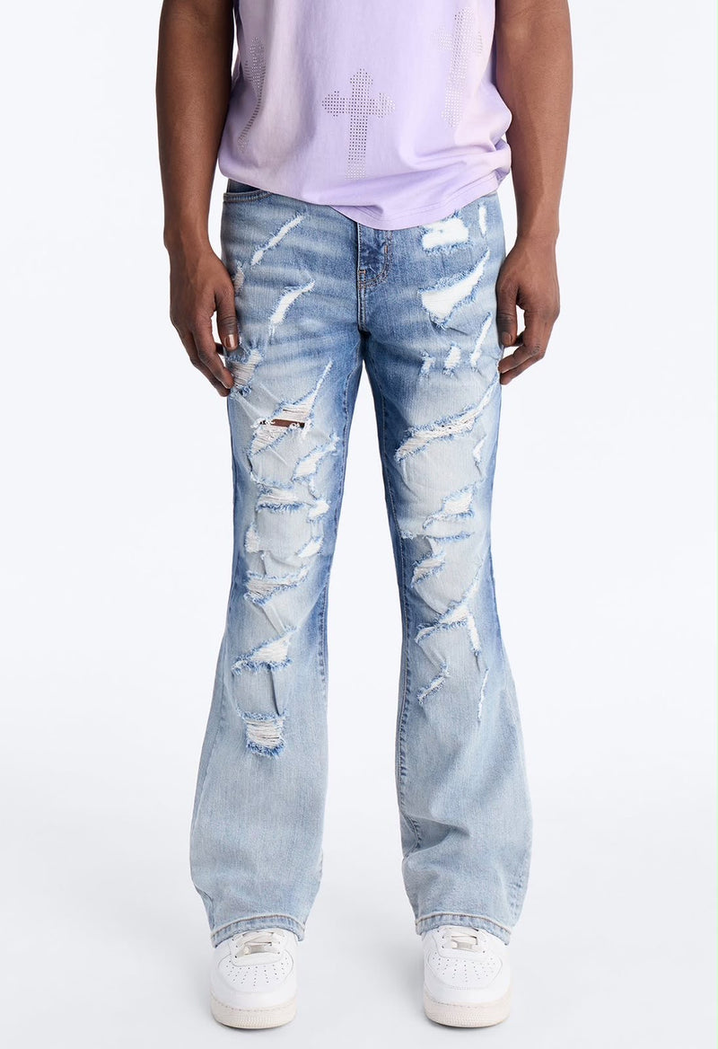 Jeans Fashion Nova azul claro destroyed de pierna ancha, vista frontal
