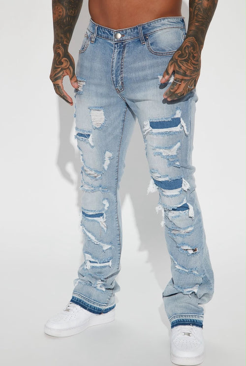 Jeans Fashion Nova azul claro destroyed para hombre, vista en ángulo