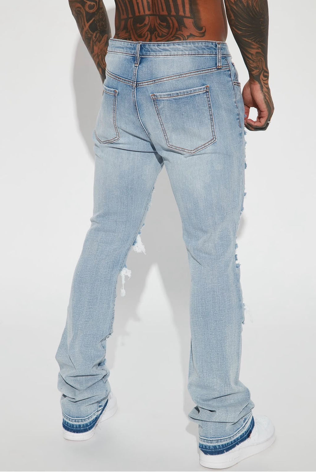 Jeans Fashion Nova azul claro destroyed para hombre, vista trasera