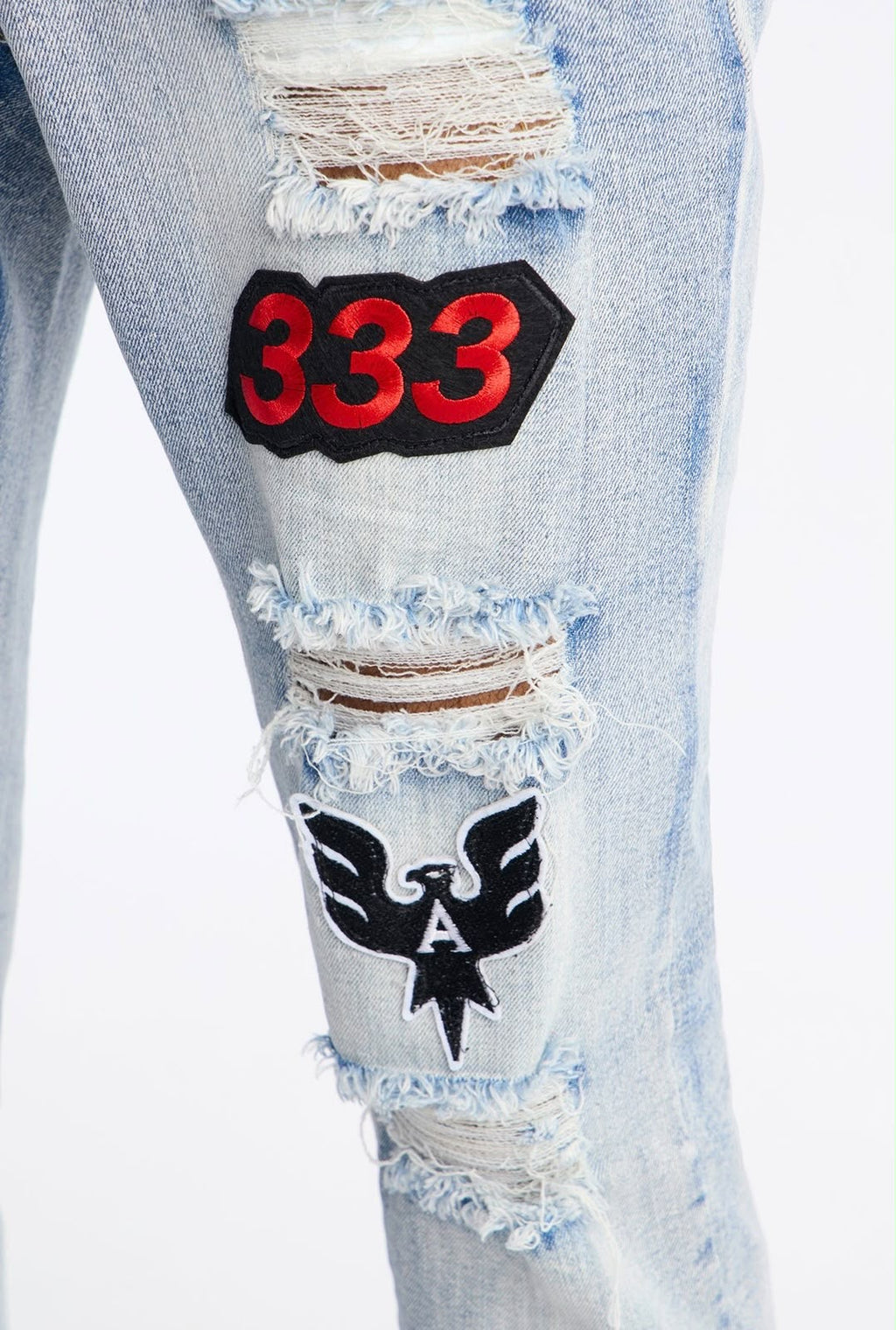 Detalle de parches 333 y águila del jeans Fashion Nova azul claro para hombre