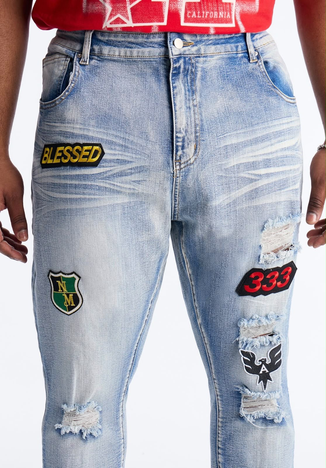 Detalle frontal del jeans Fashion Nova azul claro con parches para hombre
