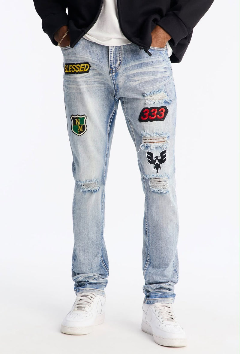 Jeans Fashion Nova azul claro con parches para hombre, vista frontal