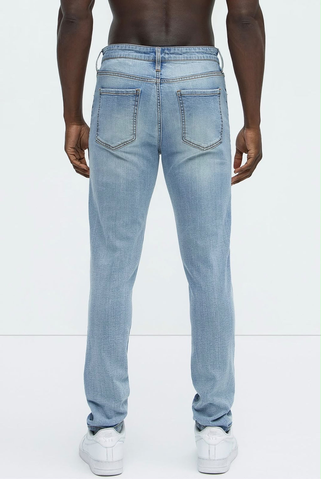 Jeans Fashion Nova azul claro rasgado con parches para hombre, vista trasera