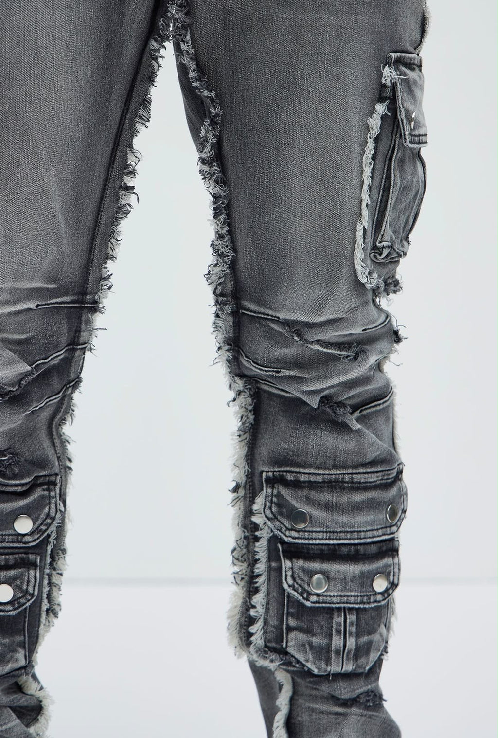 Detalle de bolsillos del jeans Fashion Nova gris cargo multipocket patchwork
