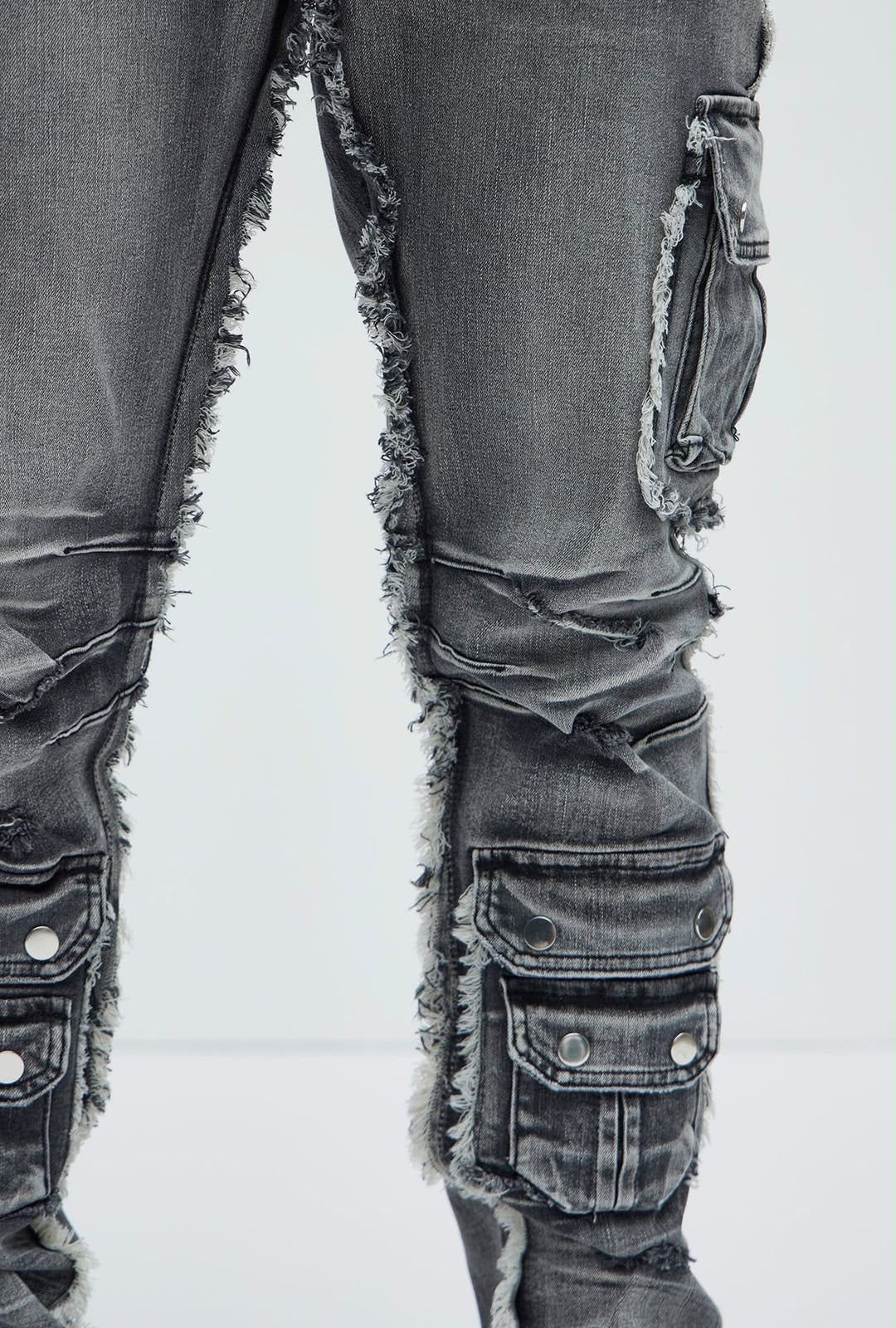 Detalle de bolsillos del jeans Fashion Nova gris cargo multipocket patchwork