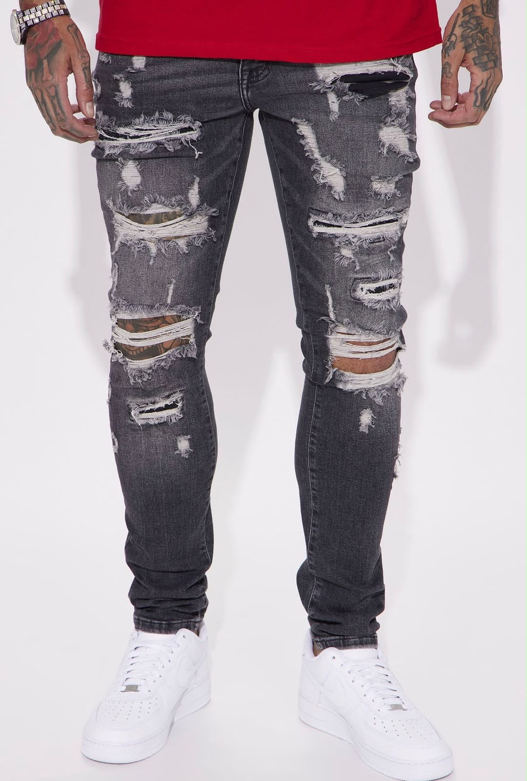 Detalle frontal del jeans Fashion Nova gris destroyed para hombre