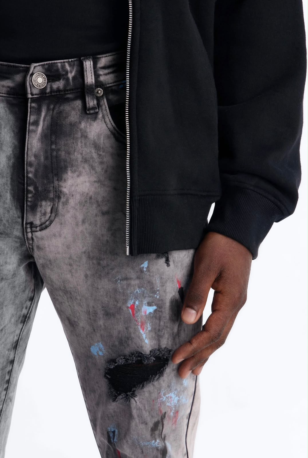 Detalle del jeans Fashion Nova gris acid wash con pintura