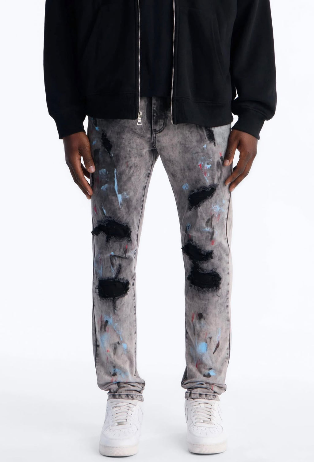 Jeans Fashion Nova gris acid wash con pintura, vista frontal