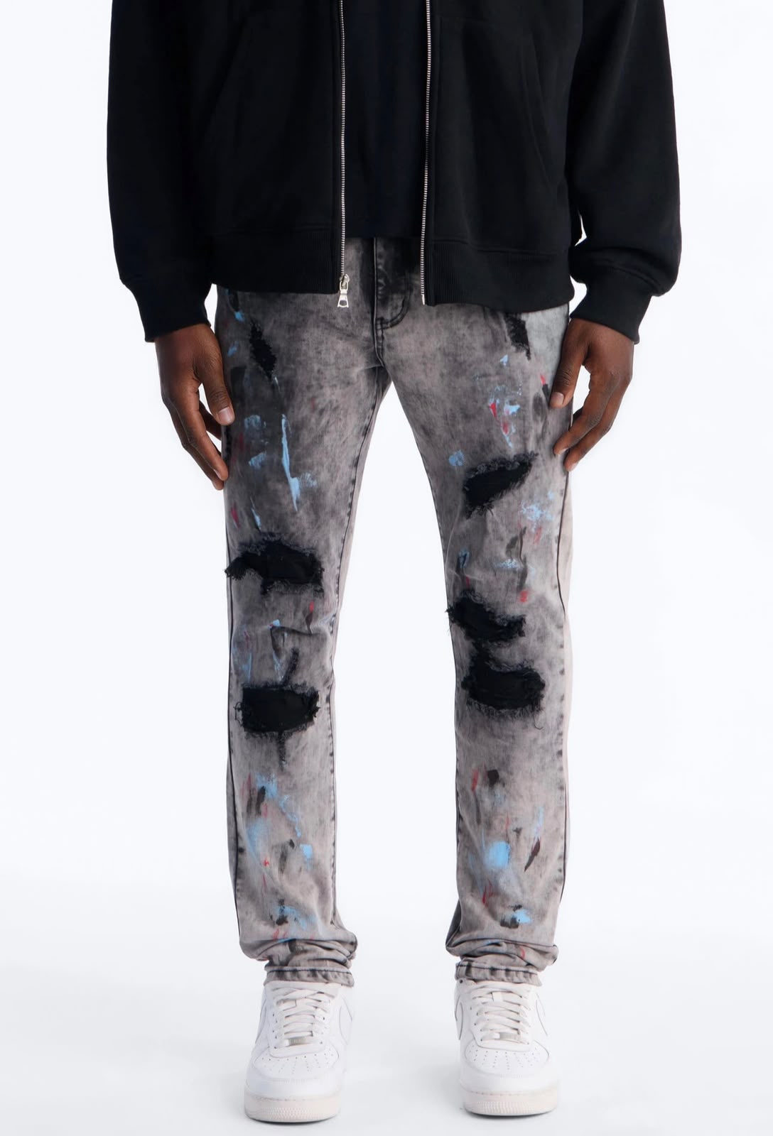 Jeans Fashion Nova gris acid wash con pintura, vista frontal