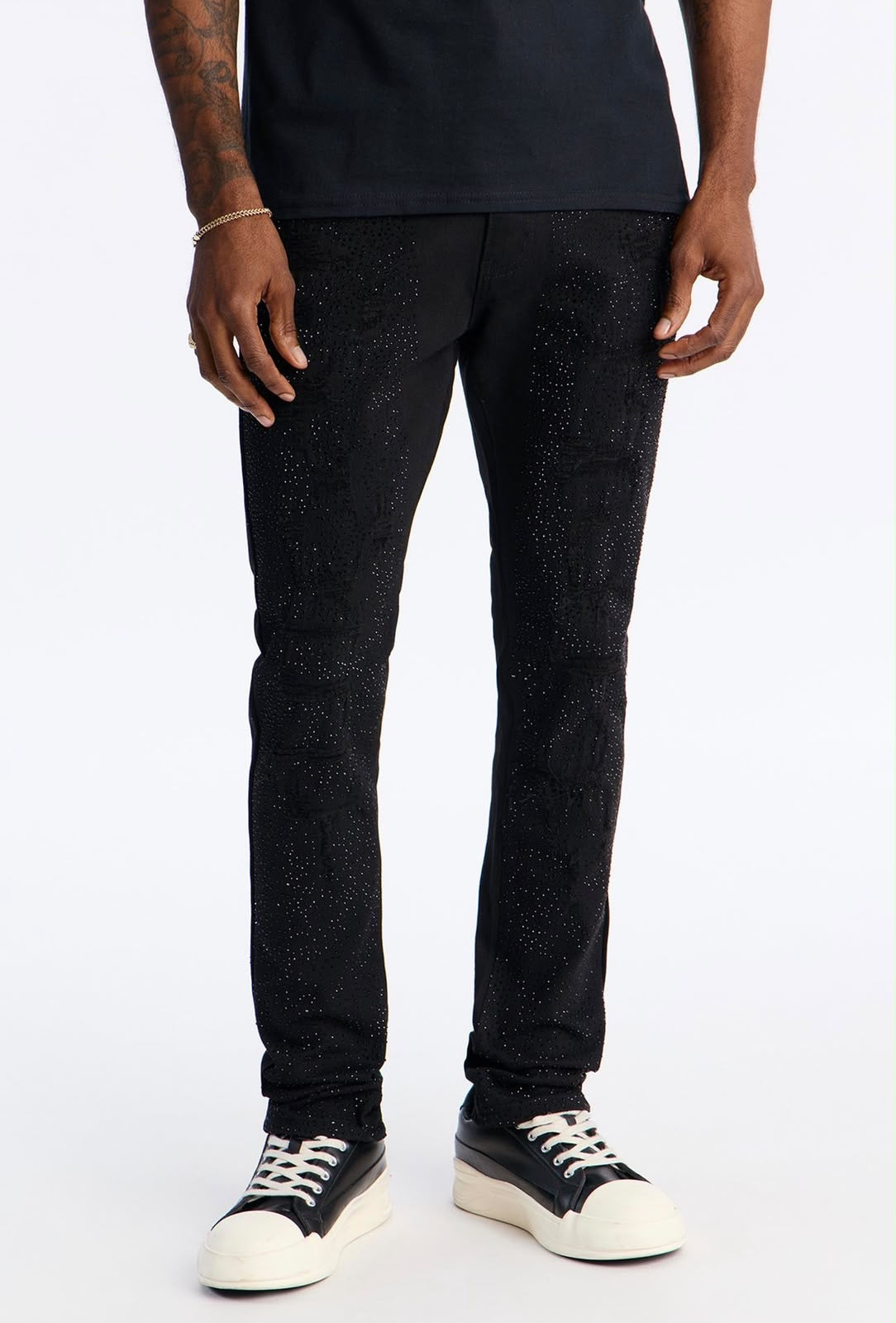 Detalle del jeans Fashion Nova negro con brillos