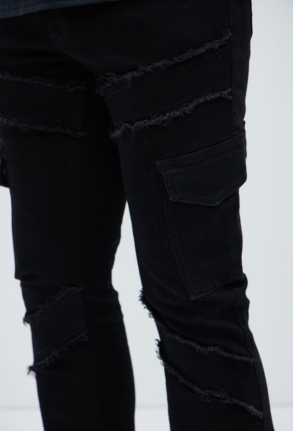 Detalle de bolsillo y costuras del jeans Fashion Nova negro cargo