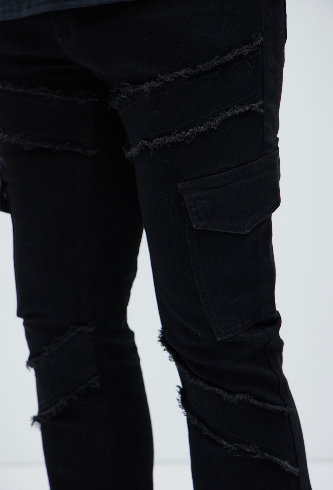 Detalle de bolsillo y costuras del jeans Fashion Nova negro cargo