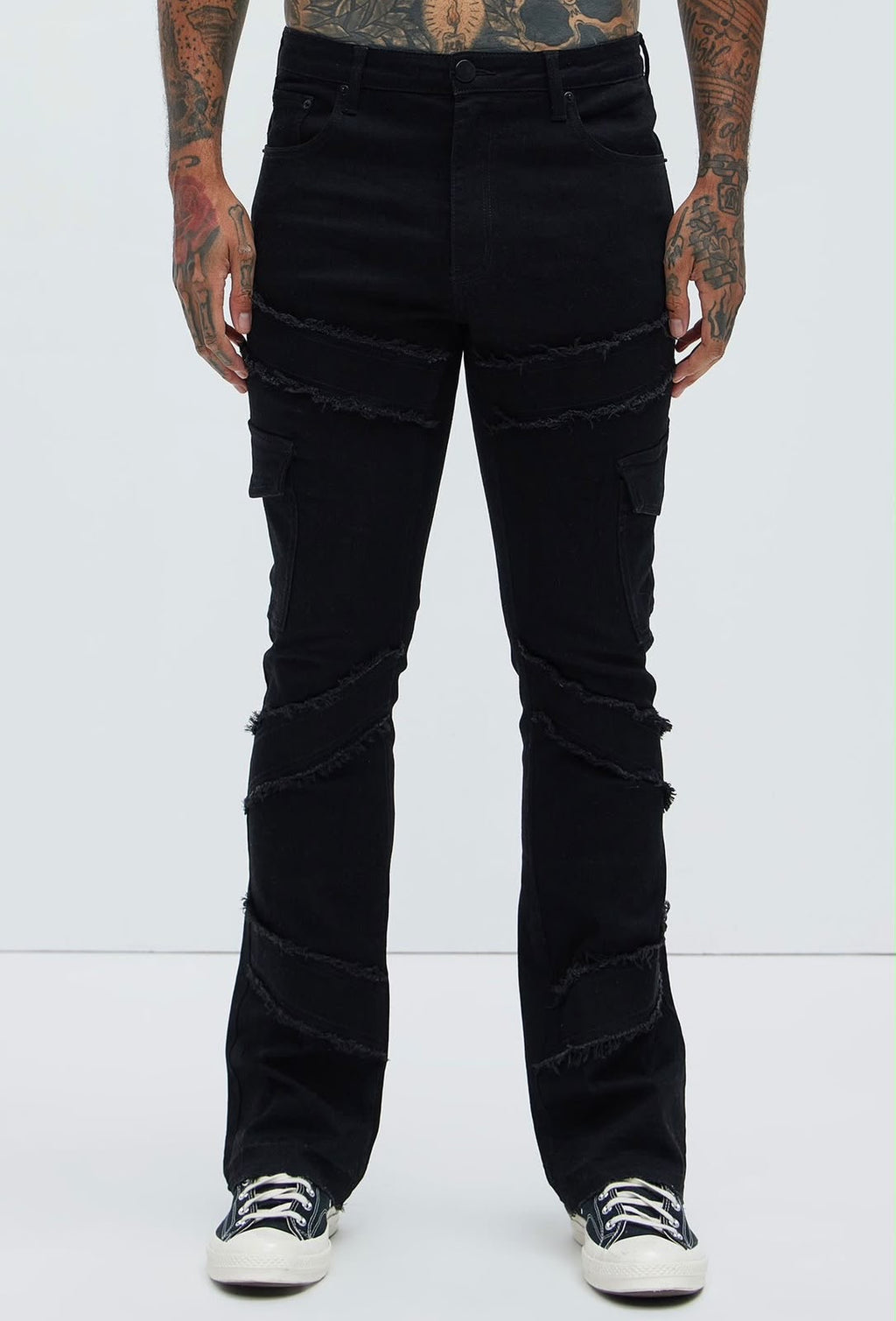 Jeans Fashion Nova negro cargo con costuras diagonales, vista frontal