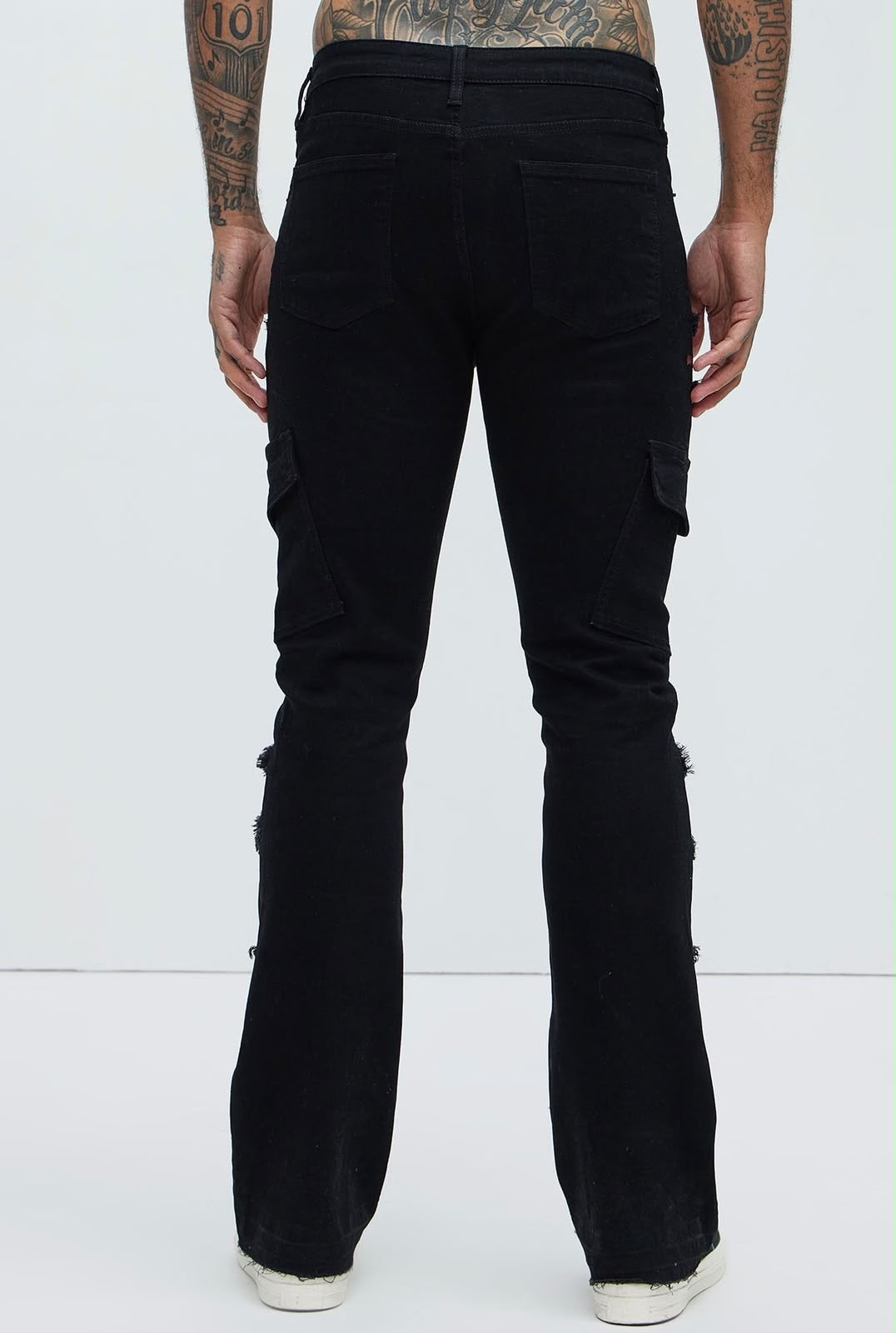 Jeans Fashion Nova negro cargo con costuras diagonales, vista trasera
