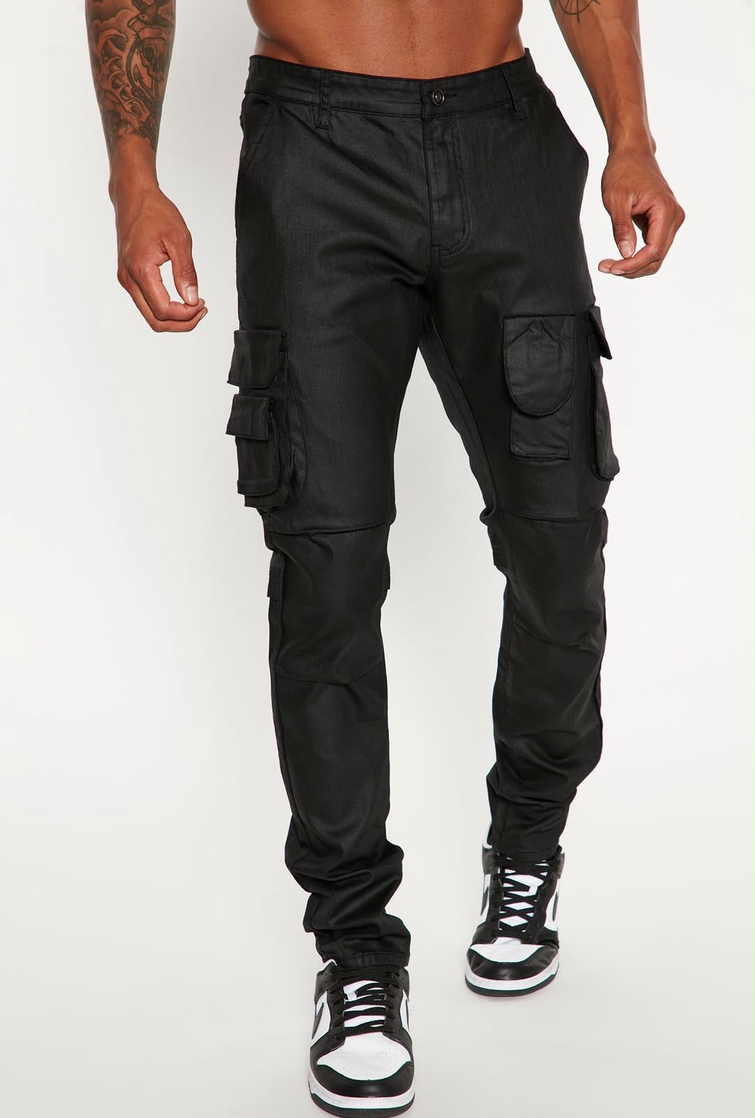 Jeans Fashion Nova negro cargo para hombre, vista frontal