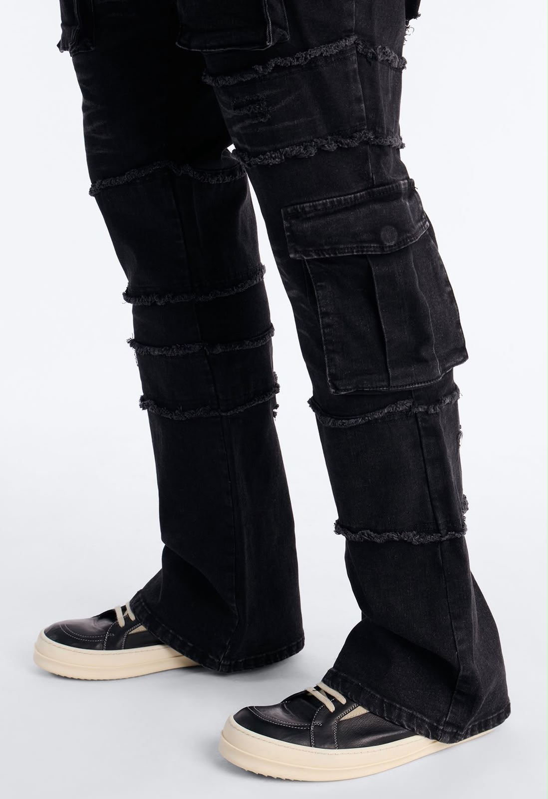 Jeans Fashion Nova negro cargo patchwork, vista en ángulo