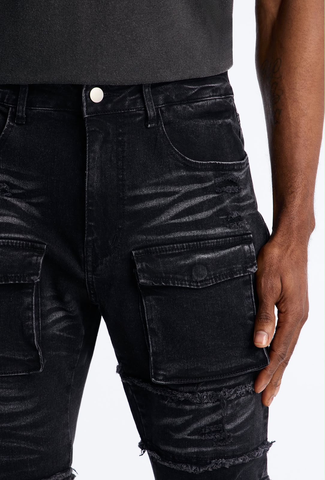 Detalle de bolsillos del jeans Fashion Nova negro cargo patchwork