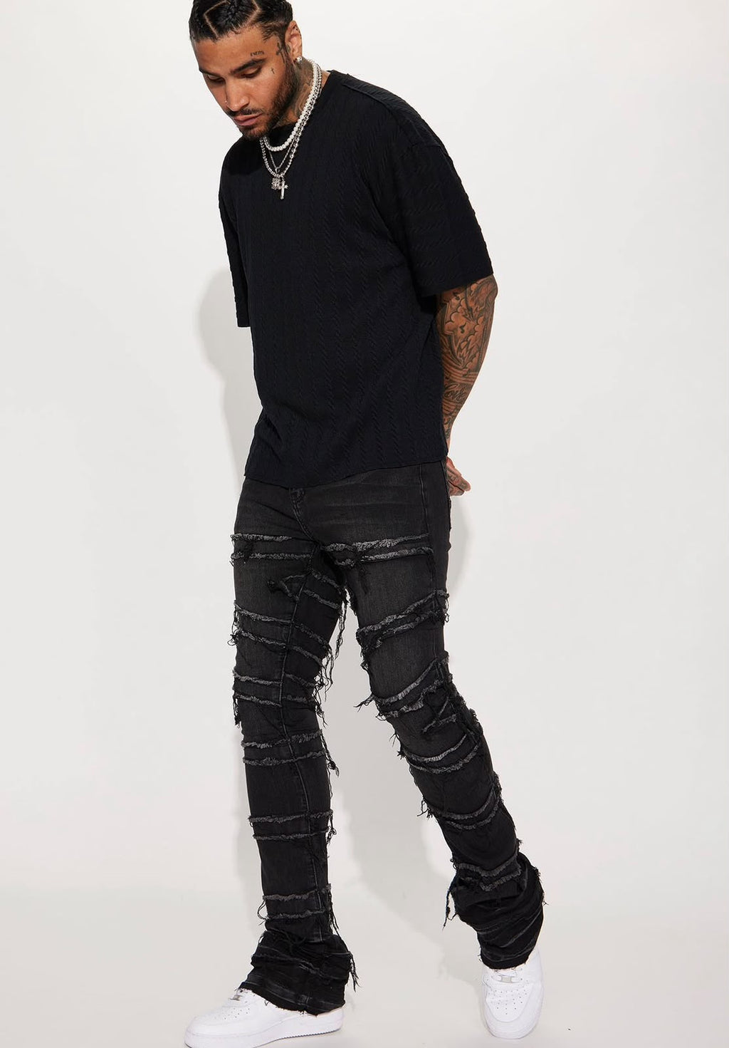 Jeans Fashion Nova negro con costuras destroyed, vista en ángulo