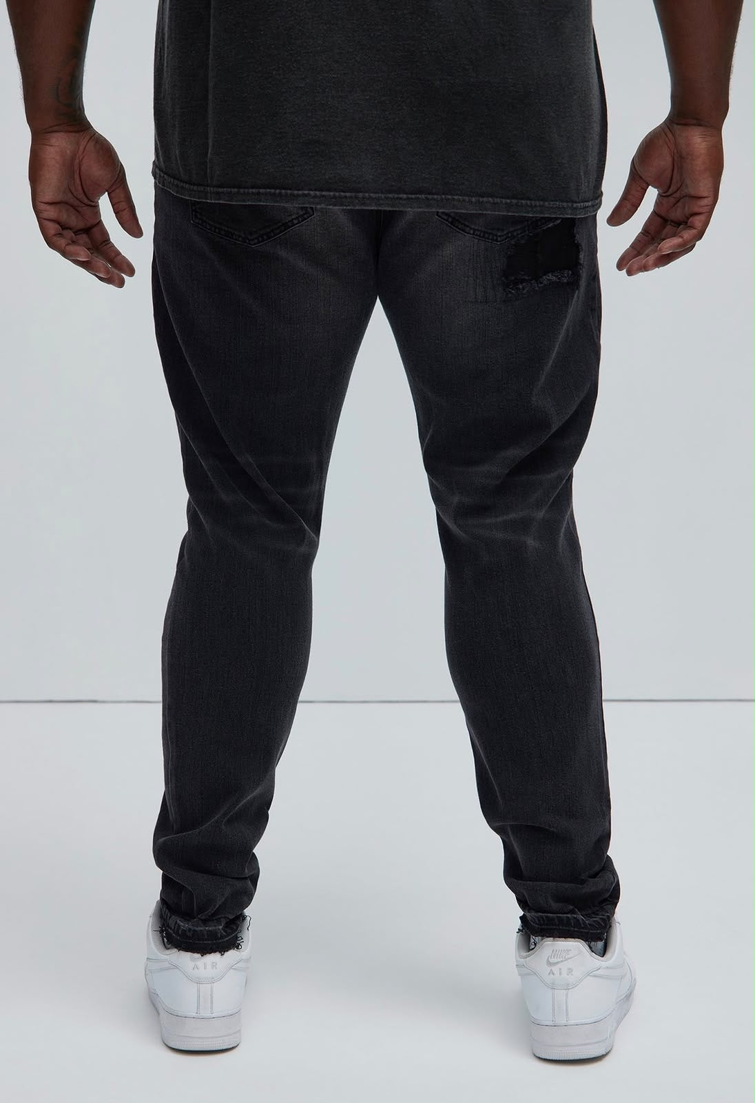 Jeans Fashion Nova negro desgastado para hombre, vista trasera