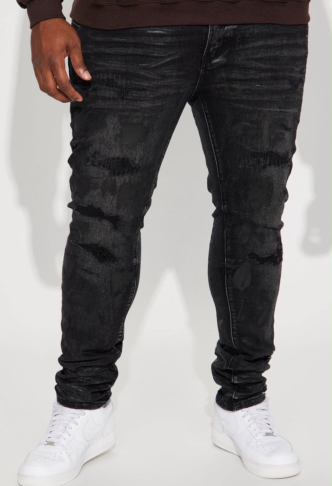Detalle frontal del jeans Fashion Nova negro efecto desgastado para hombre