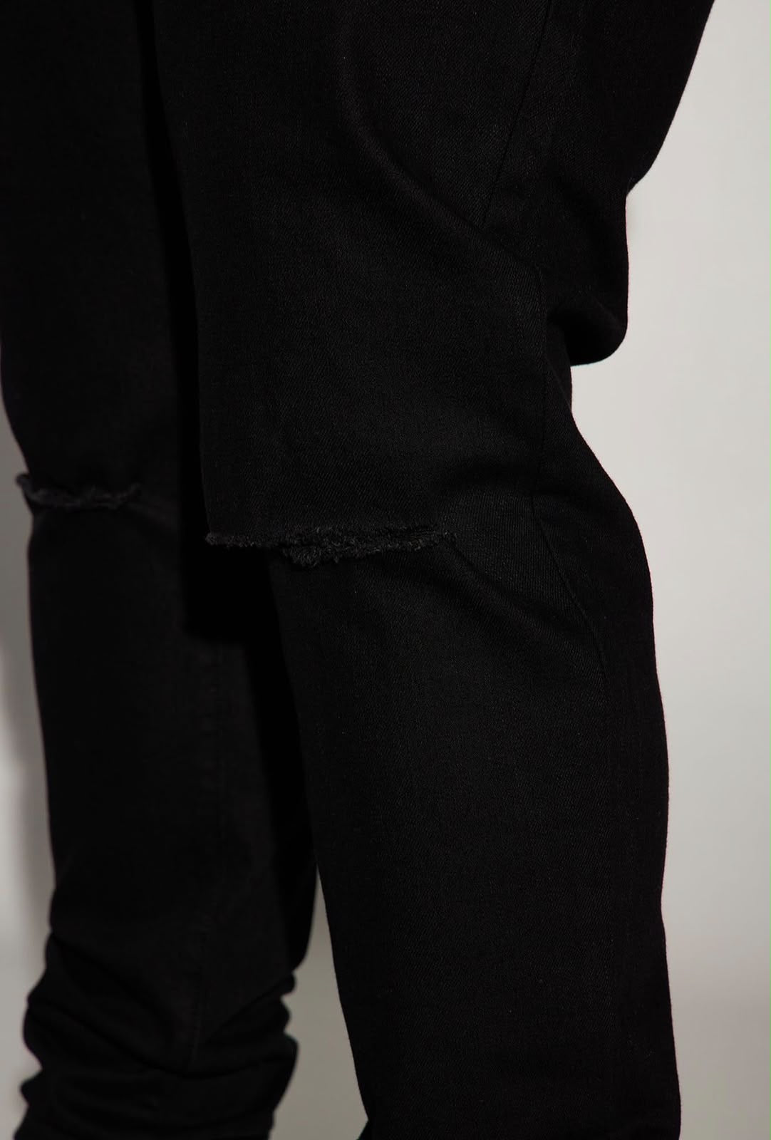 Detalle de rodilla del jeans Fashion Nova negro liso para hombre