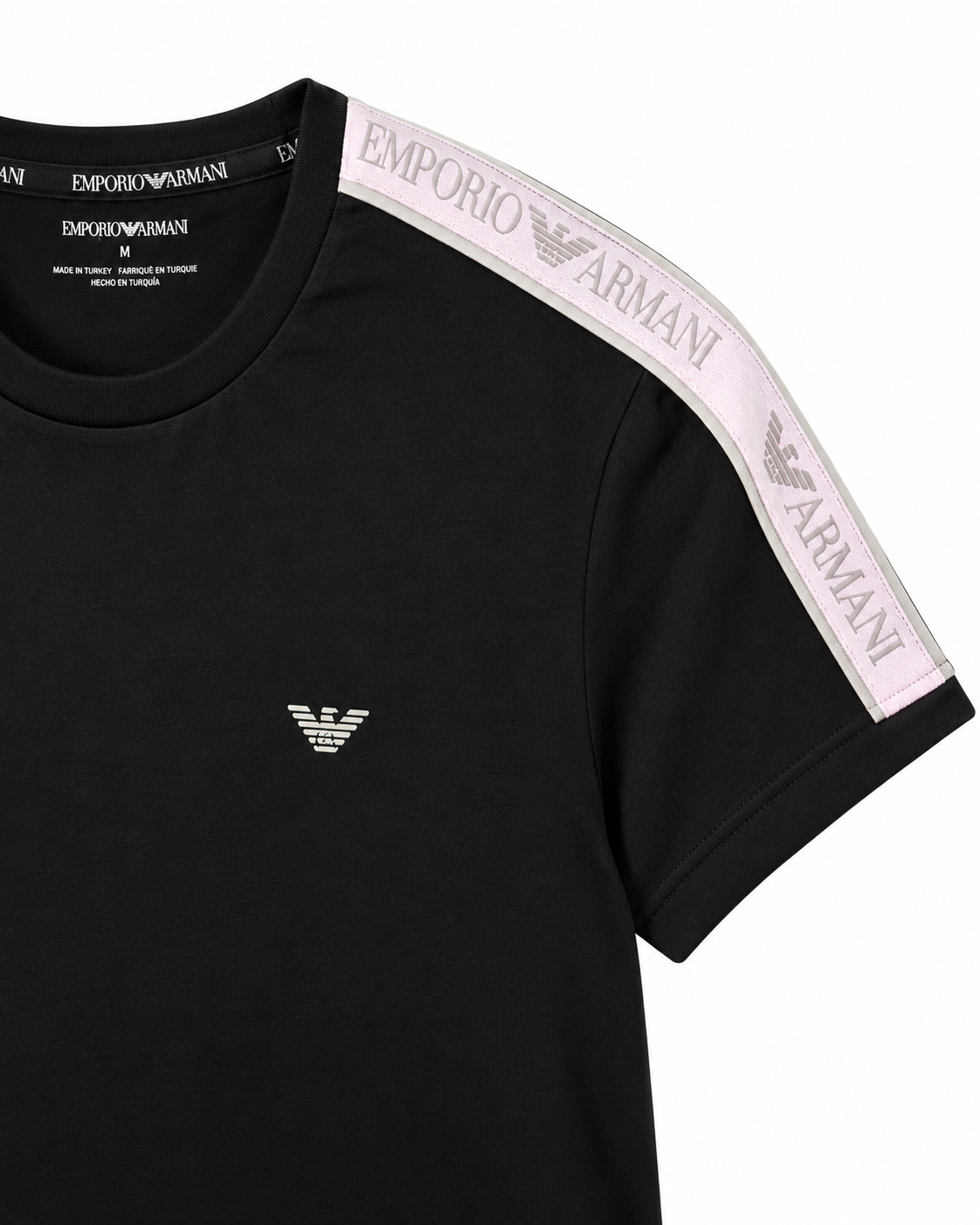 Detalle cinta rosa y logo Polera Emporio Armani