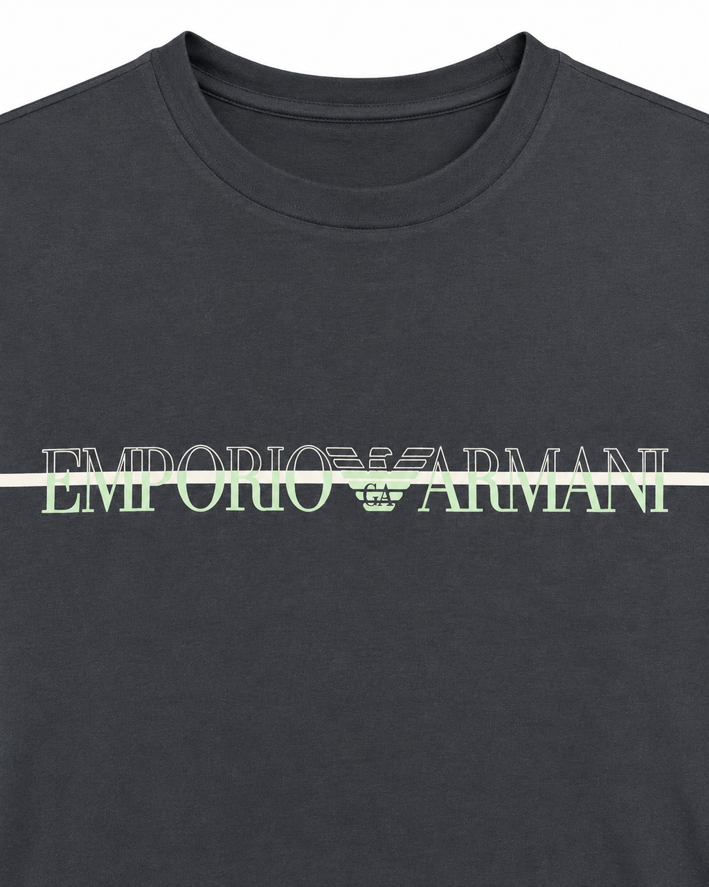 Detalle logo lineal Polera Emporio Armani negra