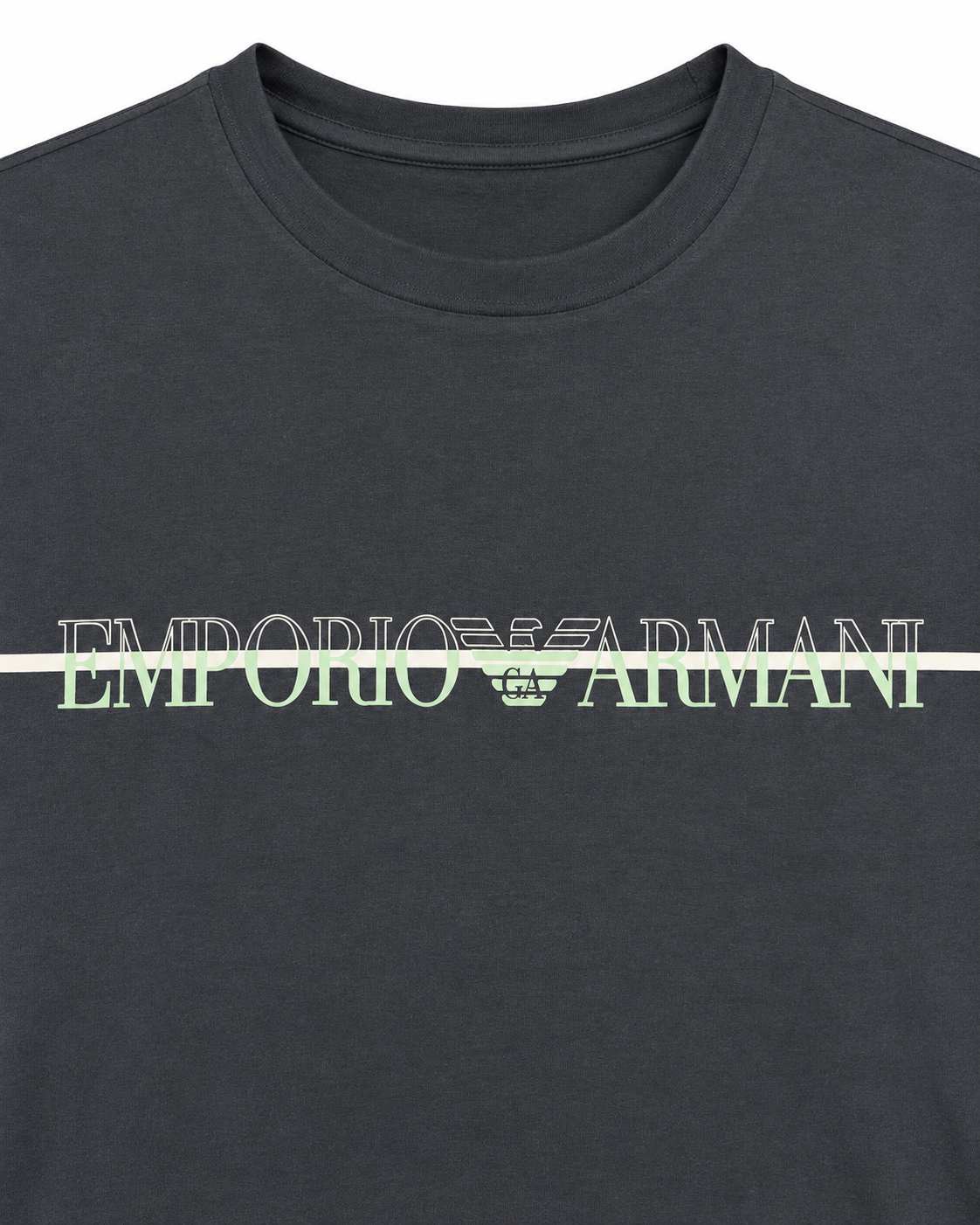 Detalle logo lineal Polera Emporio Armani negra