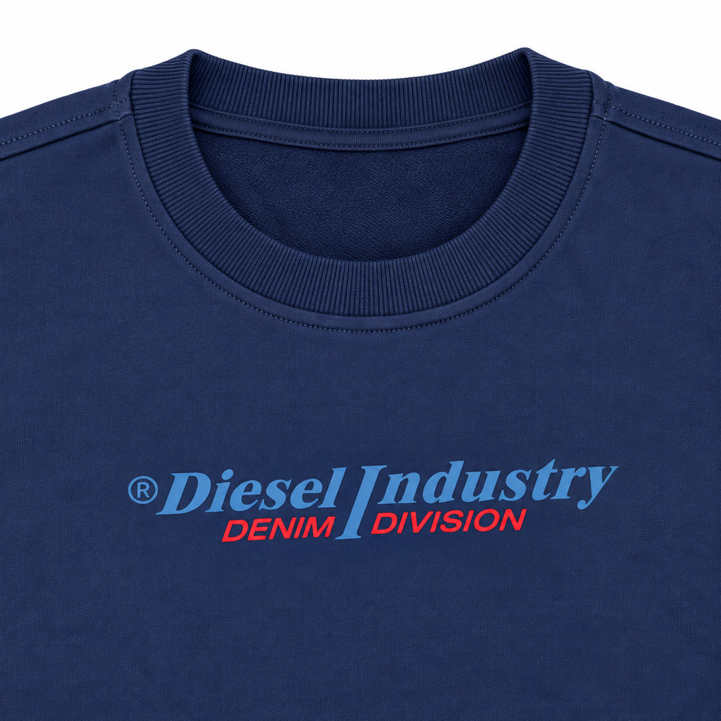 Polerón Diesel azul marino con letras en el pecho — detalle: letras del pecho