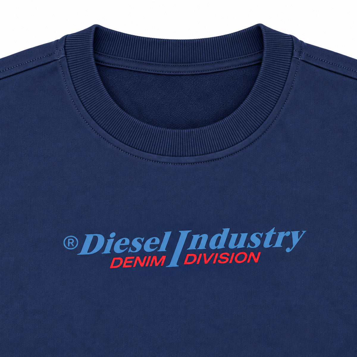 Polerón Diesel azul marino con letras en el pecho — detalle: letras del pecho