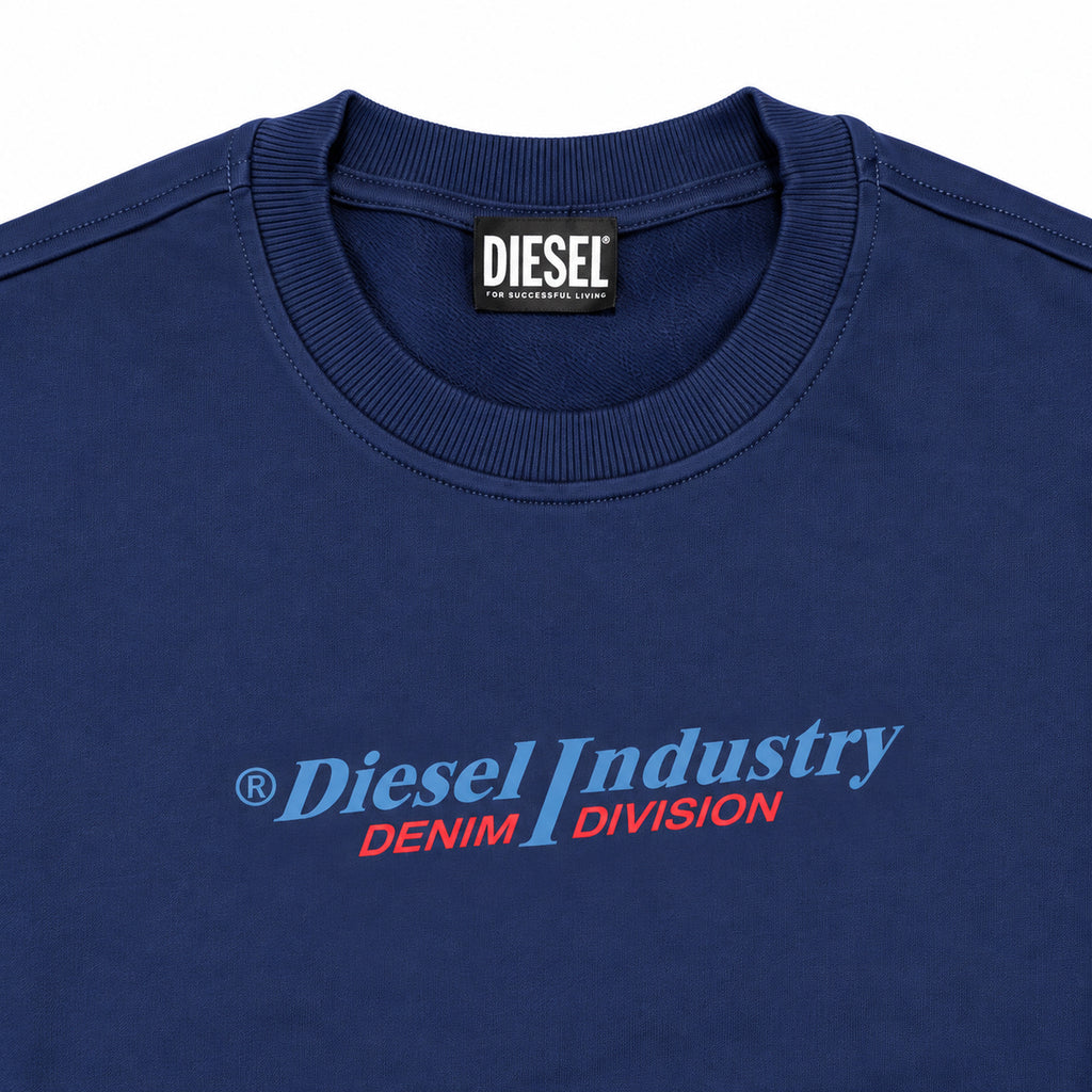 Polerón Diesel azul marino con letras en el pecho — detalle: etiqueta del cuello