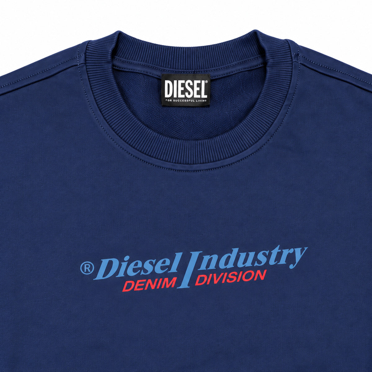 Polerón Diesel azul marino con letras en el pecho — detalle: etiqueta del cuello