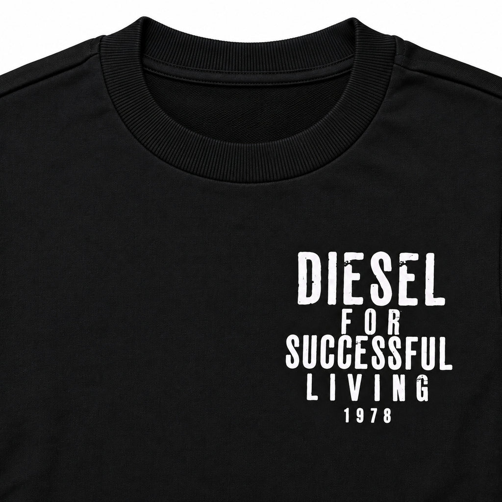 Polerón Diesel negro con letras blancas al costado — detalle: letras del pecho