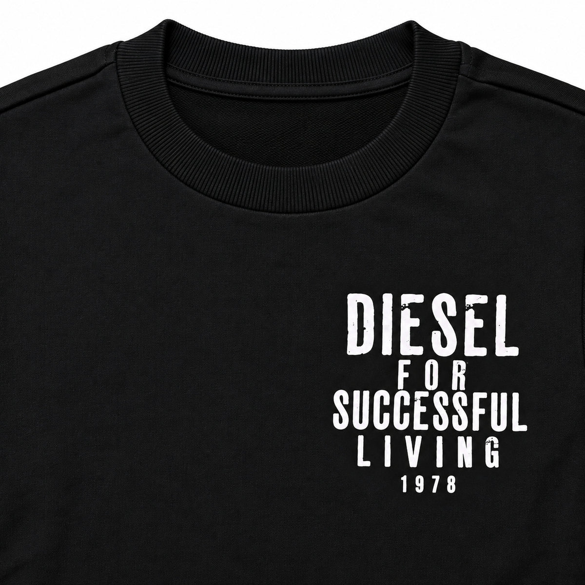 Polerón Diesel negro con letras blancas al costado — detalle: letras del pecho